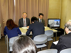 記者会見で提言の概要を説明する伊藤委員長（奥左）ら