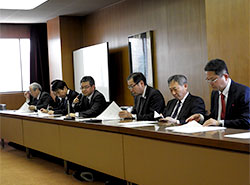 議事進行に当たる前田部会長（左から４人目）。両隣に並ぶのは各副部会長