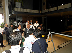 「ONOMICHI U2」のホテルを見学する参加者