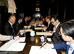 今年度の活動経過を報告する香川部会長（左列手前から３人目）