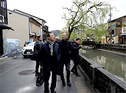 城崎温泉街を歩きながら観光客や施設等の状況を見て回る参加者