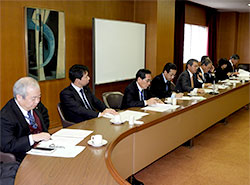 冒頭、挨拶をする前田部会長（左から５人目）。両側に並ぶのは各副部会長