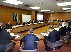 提言書の構成等について説明する木坂委員長（左側の席の中央）