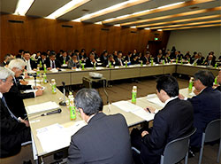 幹事会の冒頭、挨拶をする池田代表幹事（左側席の手前から２人目）