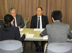 記者会見し、提言を発表する木坂委員長（左）と小倉副委員長