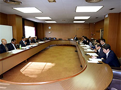 今年度の事業計画等を説明する香川部会長（左列中央）