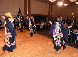神龍による「よさこい」踊りを見る参加者