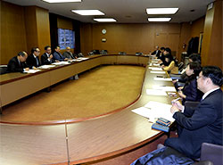 初めに挨拶をして会議を始める香川部会長（左列中央）