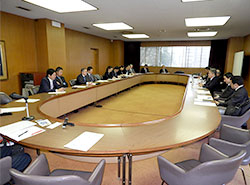 今後の行事予定などを説明する冨山委員長（右列手前から３人目）