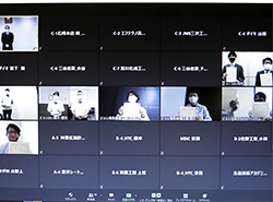 向田（画面最上段左端）から画面を通じて授与された修了証を見せる受講者ら＝画面撮影