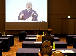 デジタル大会として開かれたセミナーのライブビューイングを視聴する広島会場の参加者