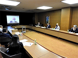 ウェブ画面を通して田村代表幹事の卓話を聞く交流部会のメンバー